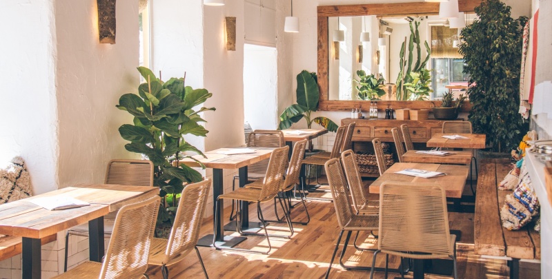 Растения в кафе: 10 идей, которые превратят зал в атмосферное место Растения в кафе: 10 идей, которые превратят зал в атмосферное место